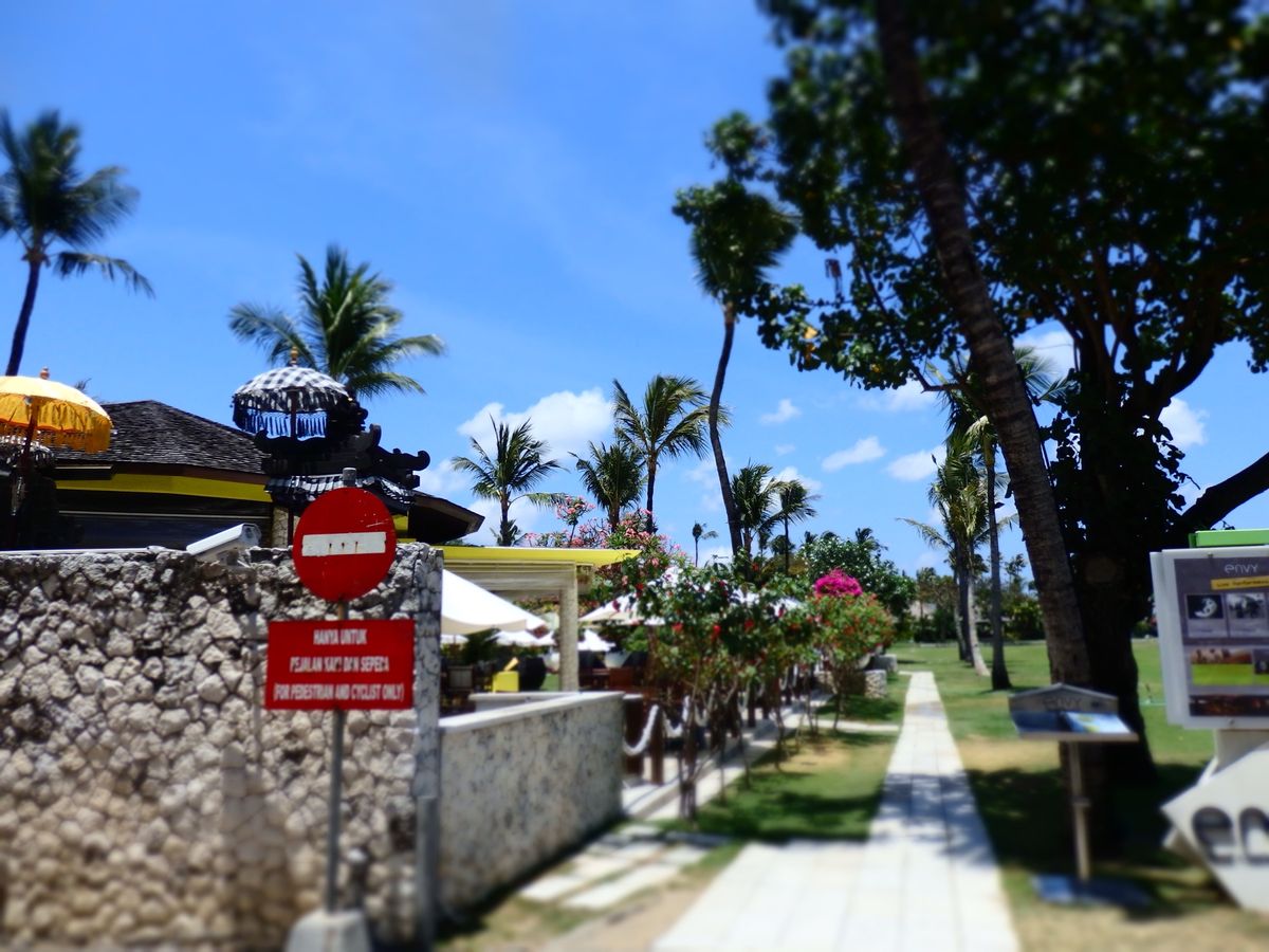 ホテルからビーチに向かう普通の道のりでもすでにバリの良さや雰囲気が出まくり...