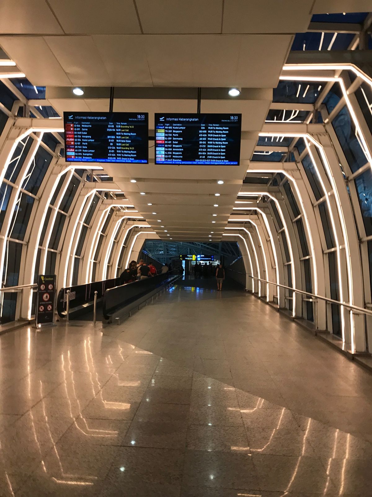 バリ島のデンパサール国際空港です。すごく綺麗。広い。アーチがバリらしいデザ...