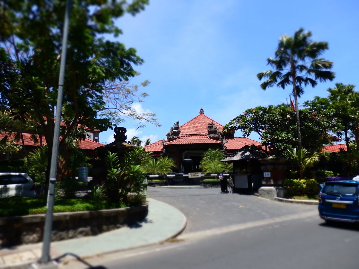 ホテルからビーチに向かう普通の道のりでもすでにバリの良さや雰囲気が出まくり...