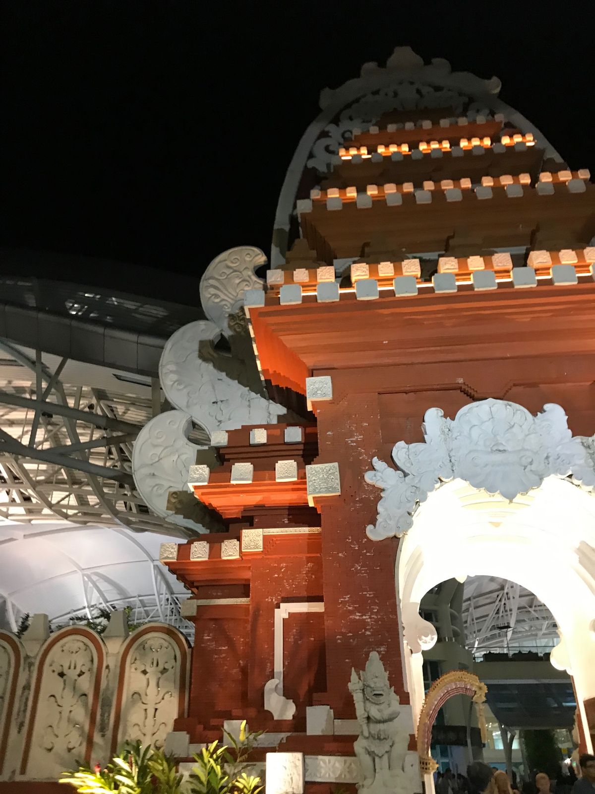 バリ島のデンパサール国際空港です。すごく綺麗。広い。アーチがバリらしいデザ...