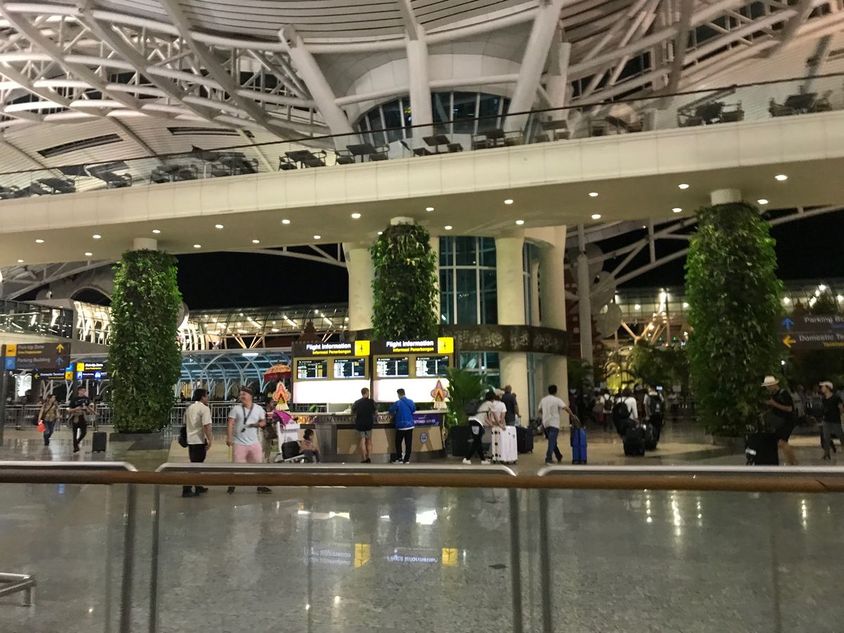 バリ島のデンパサール国際空港です。すごく綺麗。広い。アーチがバリらしいデザ...