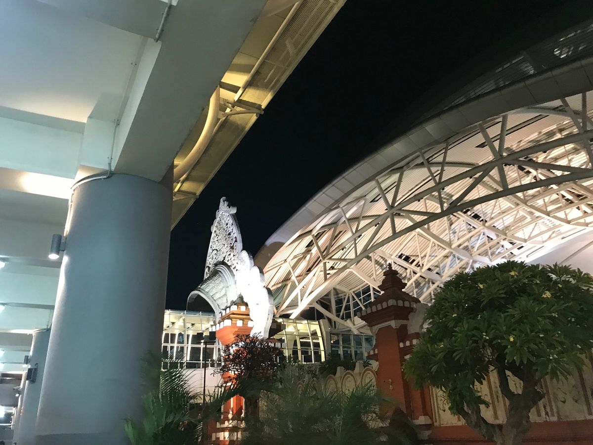 バリ島のデンパサール国際空港です。すごく綺麗。広い。アーチがバリらしいデザ...