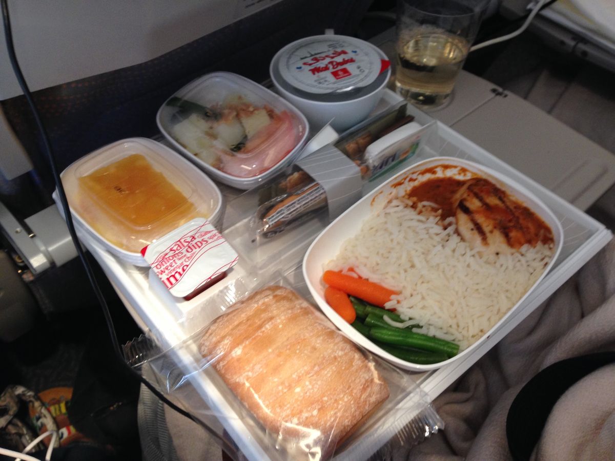 エミレーツ航空の機内食です。
1枚目の朝ごはんはなぜか私のトレーだけクロワ...