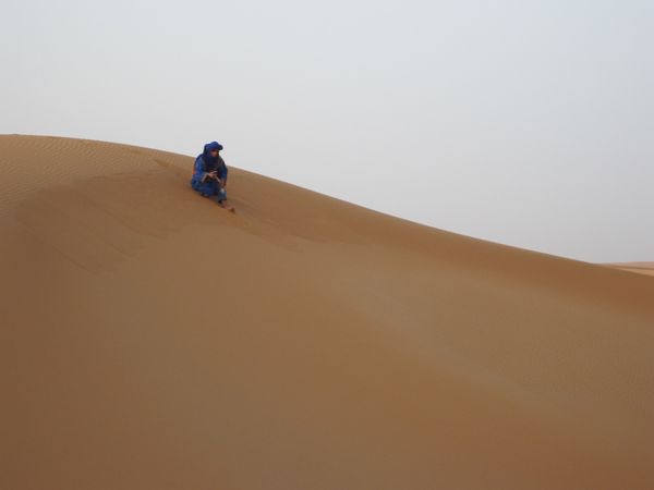 モロッコ「憧れの砂漠モロッコ」の写真：現地の人がどんどん先回りして写真いっぱい...