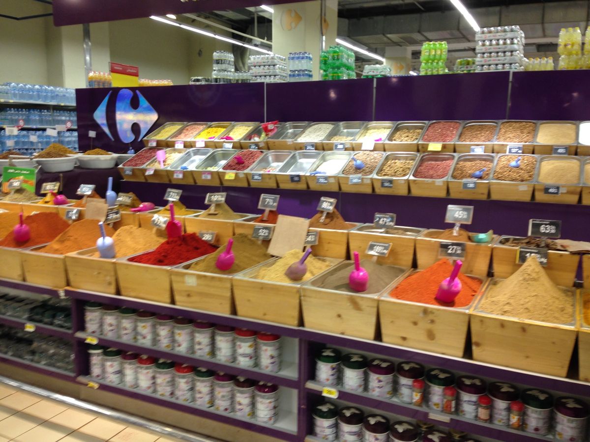 モロッコのシャウエン付近のスーパー。
サフランや香辛料などは計り売り。
デ...