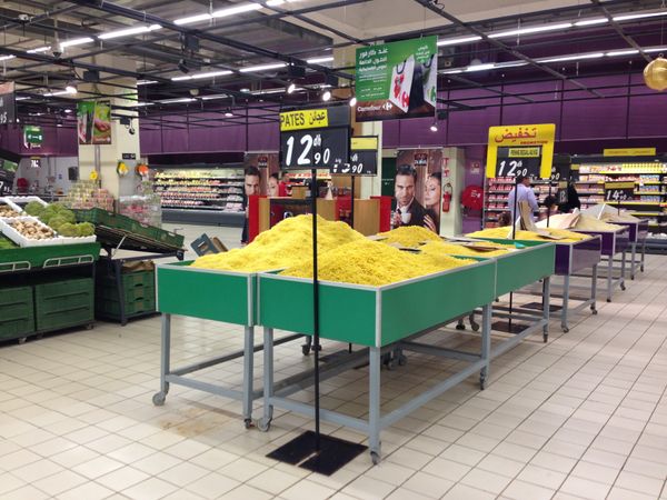 モロッコ「憧れの砂漠モロッコ」の写真：モロッコのシャウエン付近のスーパー。
サ...