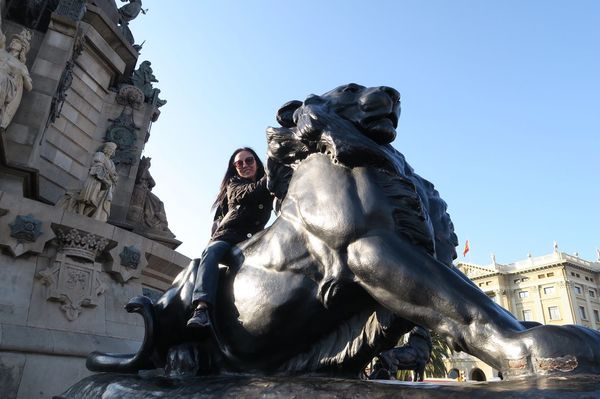 スペイン・バルセロナ「ヨーロッパ旅行　バルセロナ編」の写真：ライオンに乗ったおバカな子
最前列でメッ...