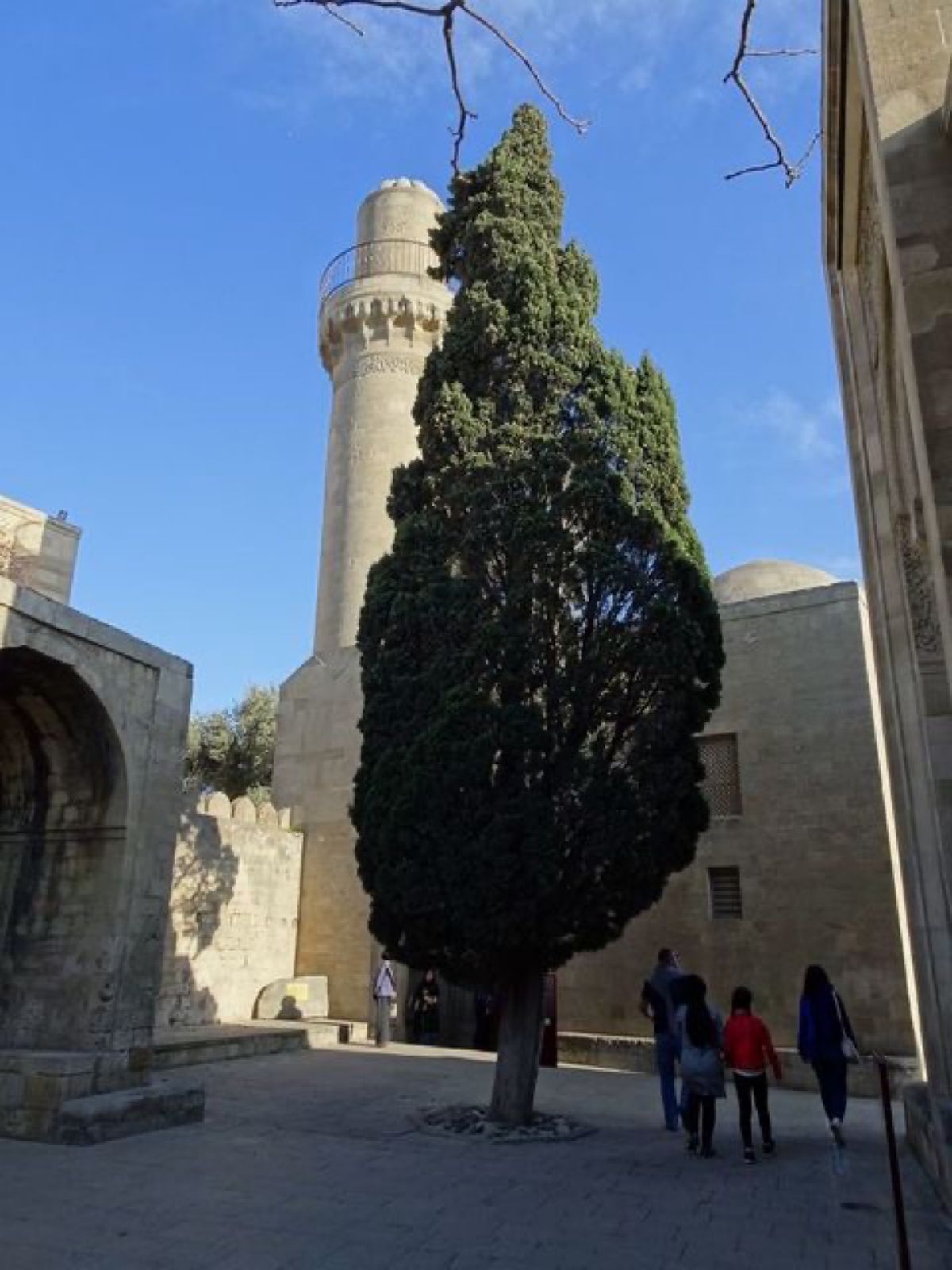 全ての写真はシルヴァンシャー宮殿 のもので、1枚目は宮殿、2枚目はセイッド...