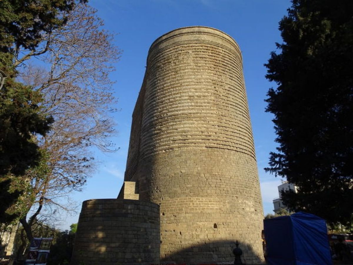 1枚目は乙女の塔、2枚目は乙女の塔の屋上から見たフレーム・タワーズとテレビ...