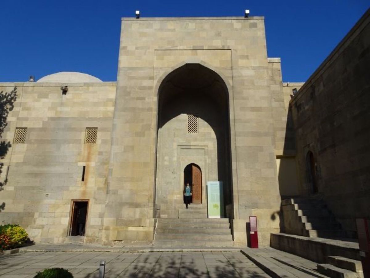 全ての写真はシルヴァンシャー宮殿 のもので、1枚目は宮殿、2枚目はセイッド...