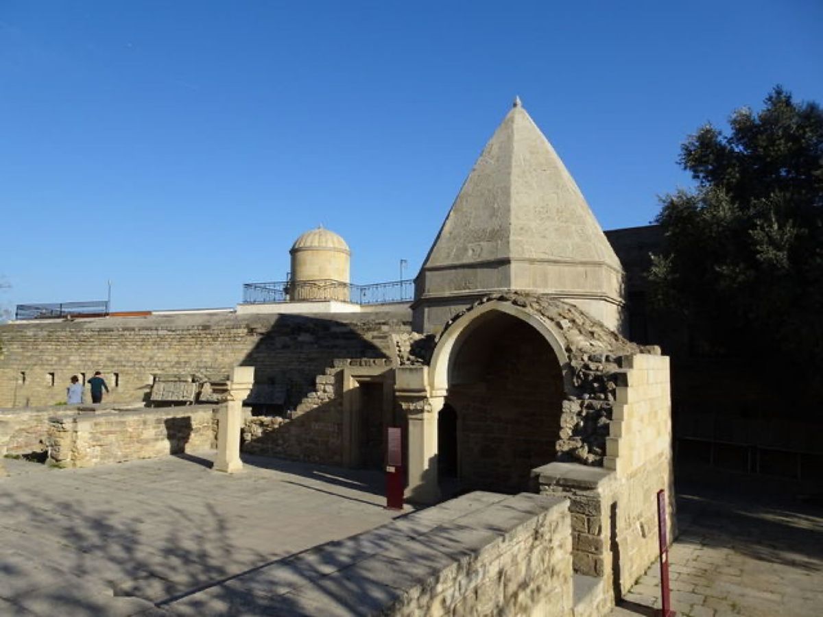 全ての写真はシルヴァンシャー宮殿 のもので、1枚目は宮殿、2枚目はセイッド...