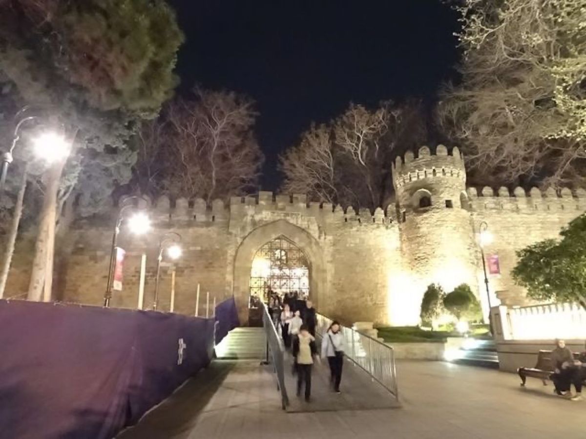 1枚目は乙女の塔、2枚目は乙女の塔の屋上から見たフレーム・タワーズとテレビ...