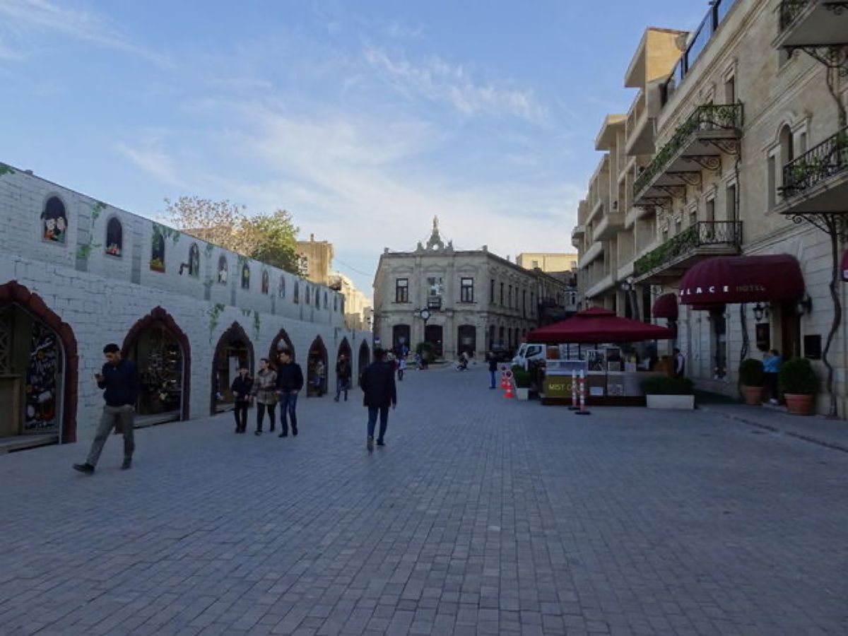 1枚目は乙女の塔、2枚目は乙女の塔の屋上から見たフレーム・タワーズとテレビ...