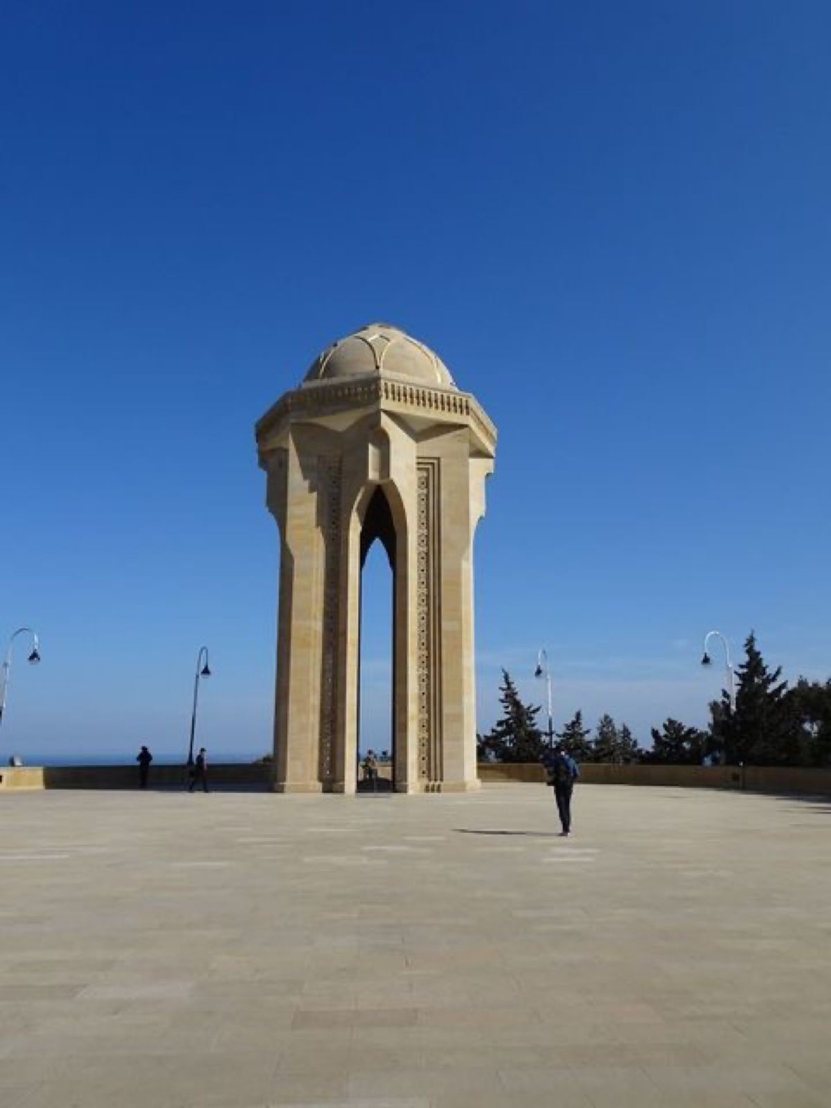 1枚目はフレーム・タワーズ、2枚目はライトアップされたフレーム・タワーズ、...