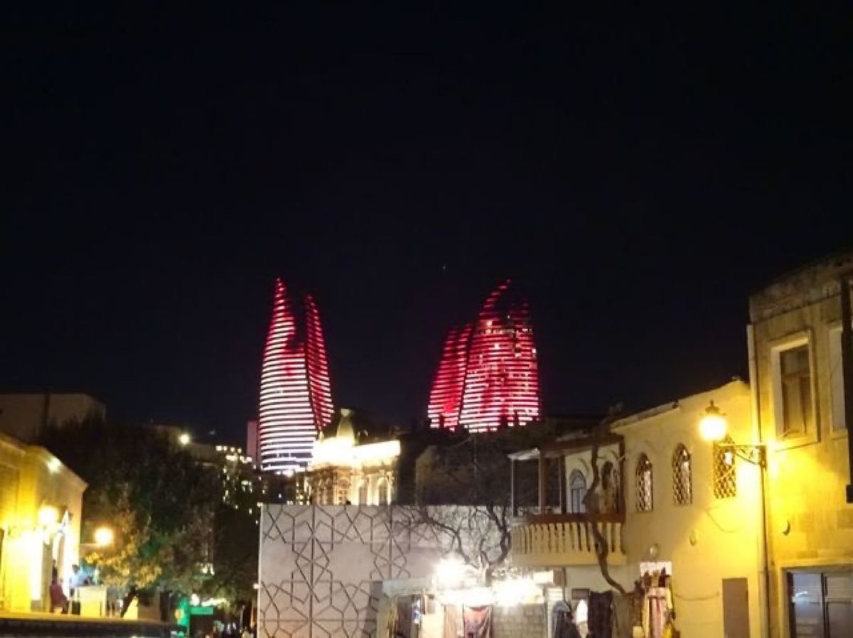 1枚目から3枚目はライトアップされたフレーム・タワーズ、4枚目は殉教者の小...