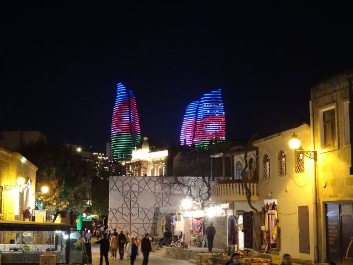 1枚目はフレーム・タワーズ、2枚目はライトアップされたフレーム・タワーズ、...