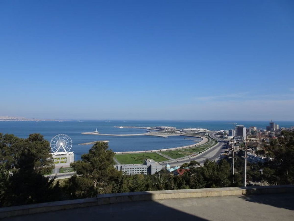 1枚目はフレーム・タワーズ、2枚目はライトアップされたフレーム・タワーズ、...