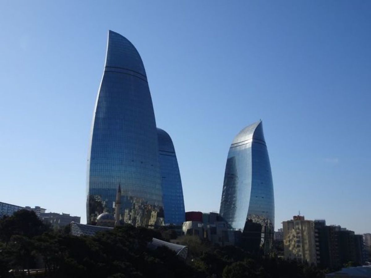 1枚目はフレーム・タワーズ、2枚目はライトアップされたフレーム・タワーズ、...