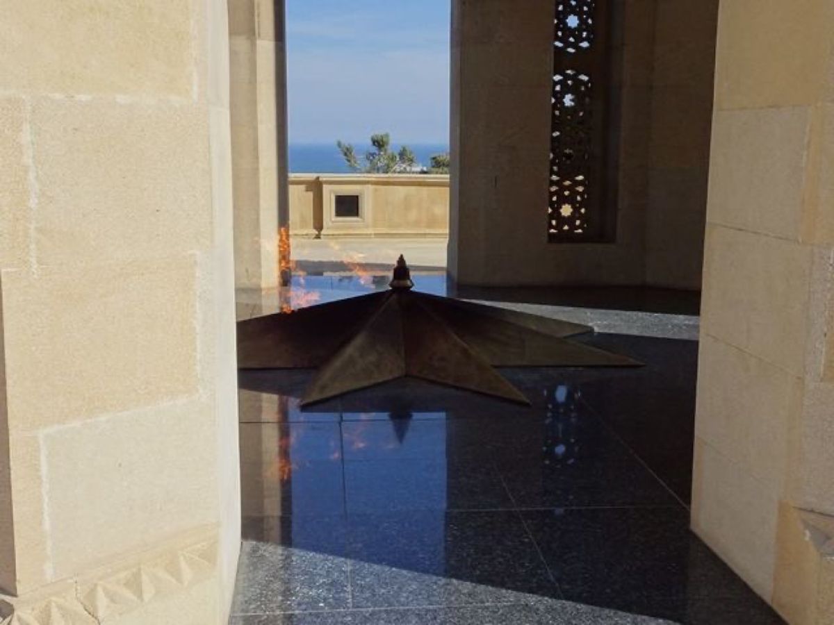 1枚目から3枚目はライトアップされたフレーム・タワーズ、4枚目は殉教者の小...