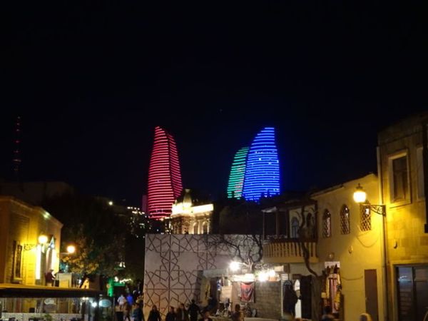 アゼルバイジャン・バクー「バクー(アゼルバイジャン)」の写真:1枚目から3枚目はライトアップされたフレ...