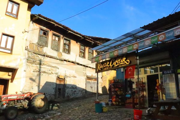 トルコ・イスタンブール「念願の地-トルコ」の写真：
ブルサ近くのまち

ここの雰囲気はヨー...