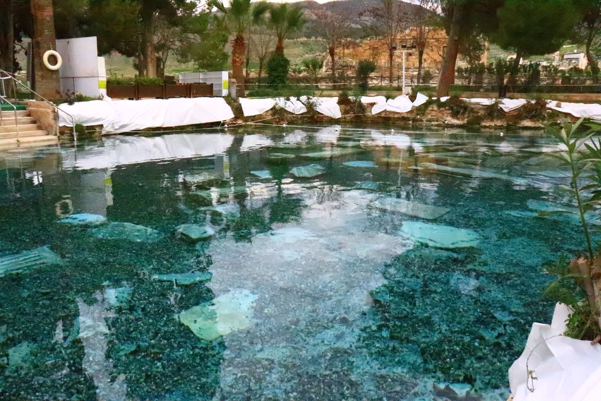 
パムッカレ

朝に行ったから人は多くなかったけど雲が厚かったのが残念
で...