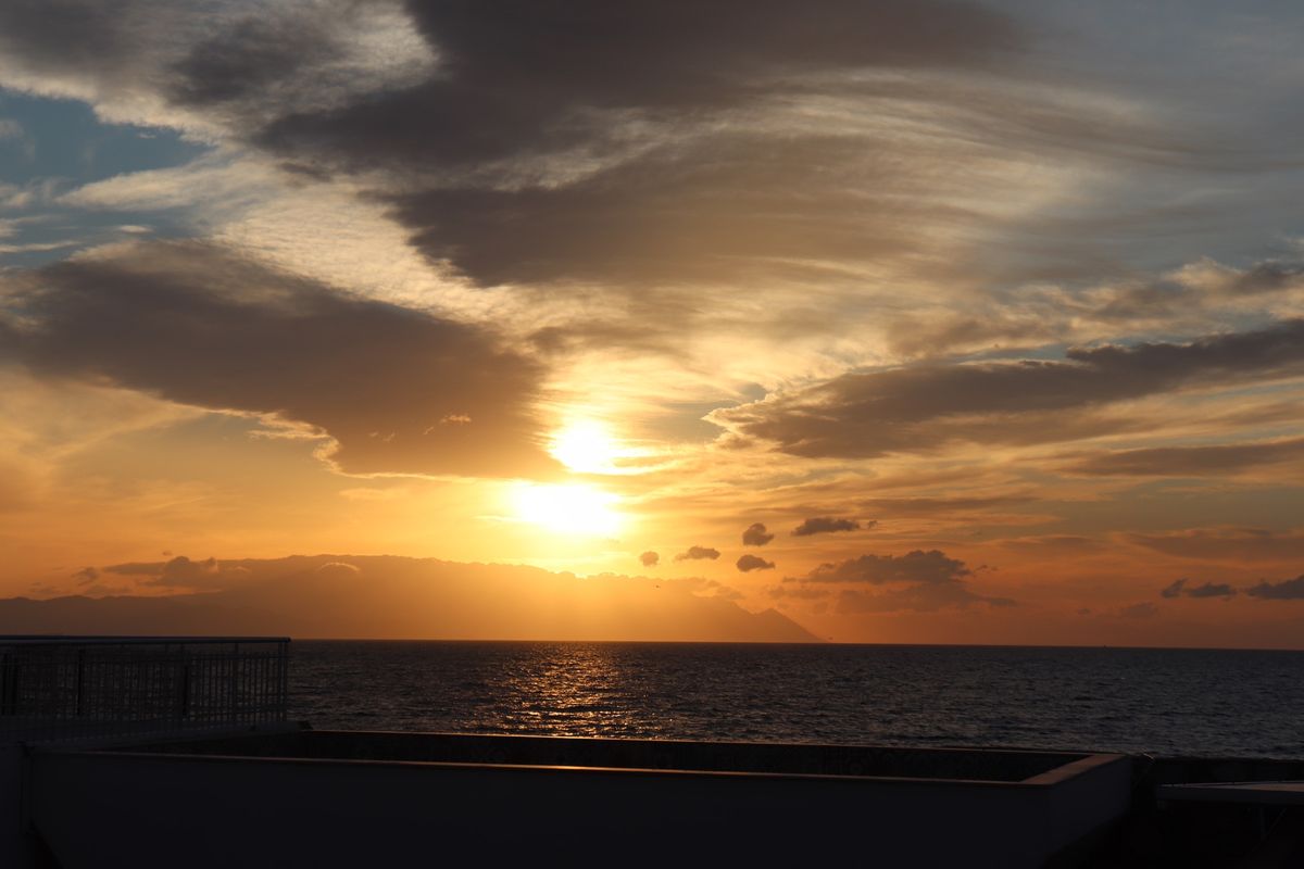 
イズミール近郊のホテルより
エーゲ海を望む

この旅行で泊まったホテルは...