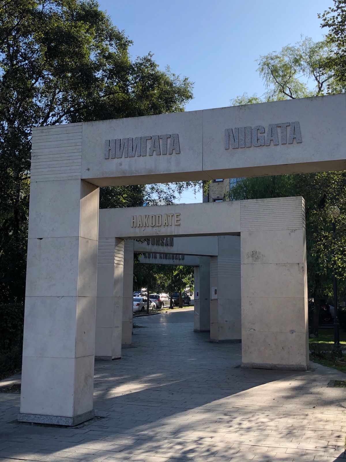 3日目朝から散策。姉妹都市公園→イゴリチェルニゴフスカバ教会⛪️→スポーツ...