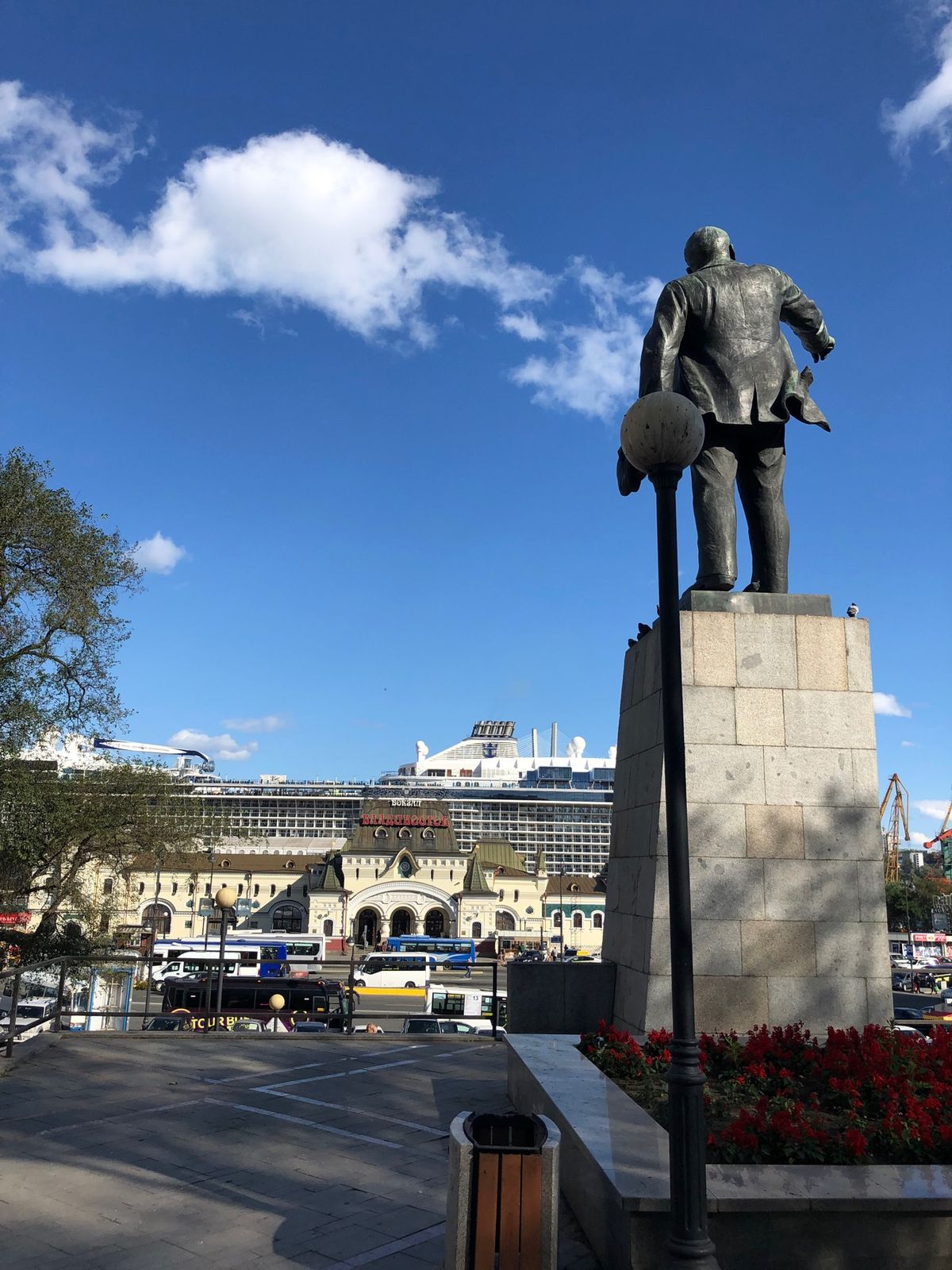 ホテルに向かう道の途中にウラジオストク のシンボルである、トラの像が。街並...