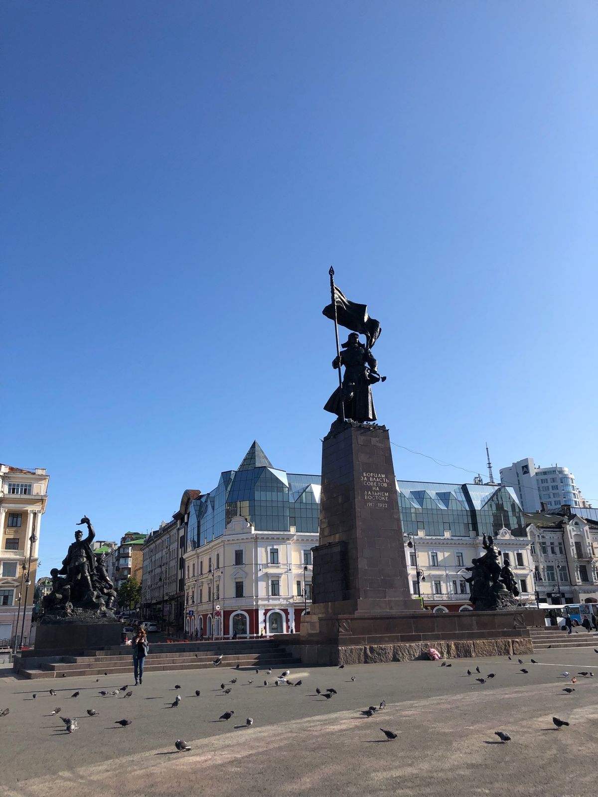 2日目の朝、ピロシキ屋さんでシンプルなポテト入りのピロシキを購入して、中央...