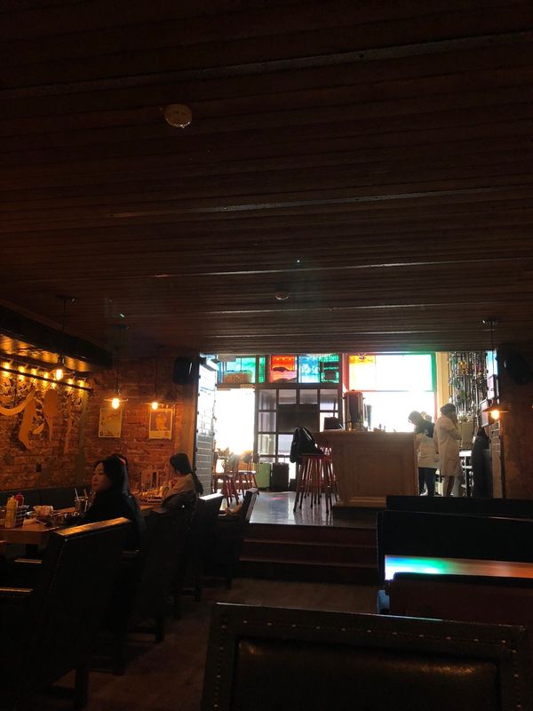 ロシア連邦・ウラジオストク「ウラジオストク の旅」の写真：散策後、早めのランチでオシャレなハンバー...