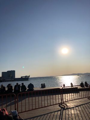 海岸通りにはカップルと家族連れがいっぱい。
海岸通りにある遊園地🎡
夕食は...