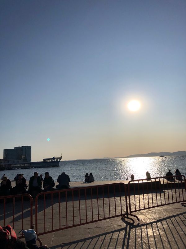 ロシア連邦・ウラジオストク「ウラジオストク の旅」の写真：海岸通りにはカップルと家族連れがいっぱい...