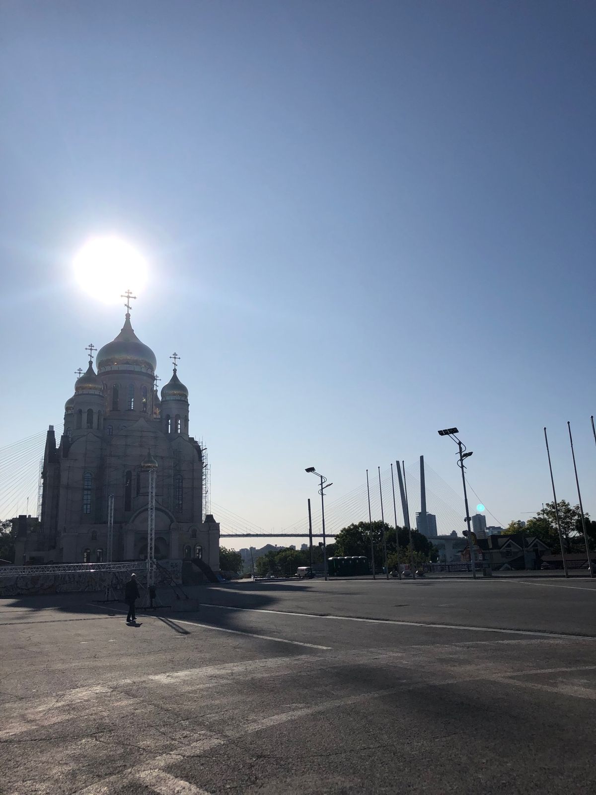 2日目の朝、ピロシキ屋さんでシンプルなポテト入りのピロシキを購入して、中央...