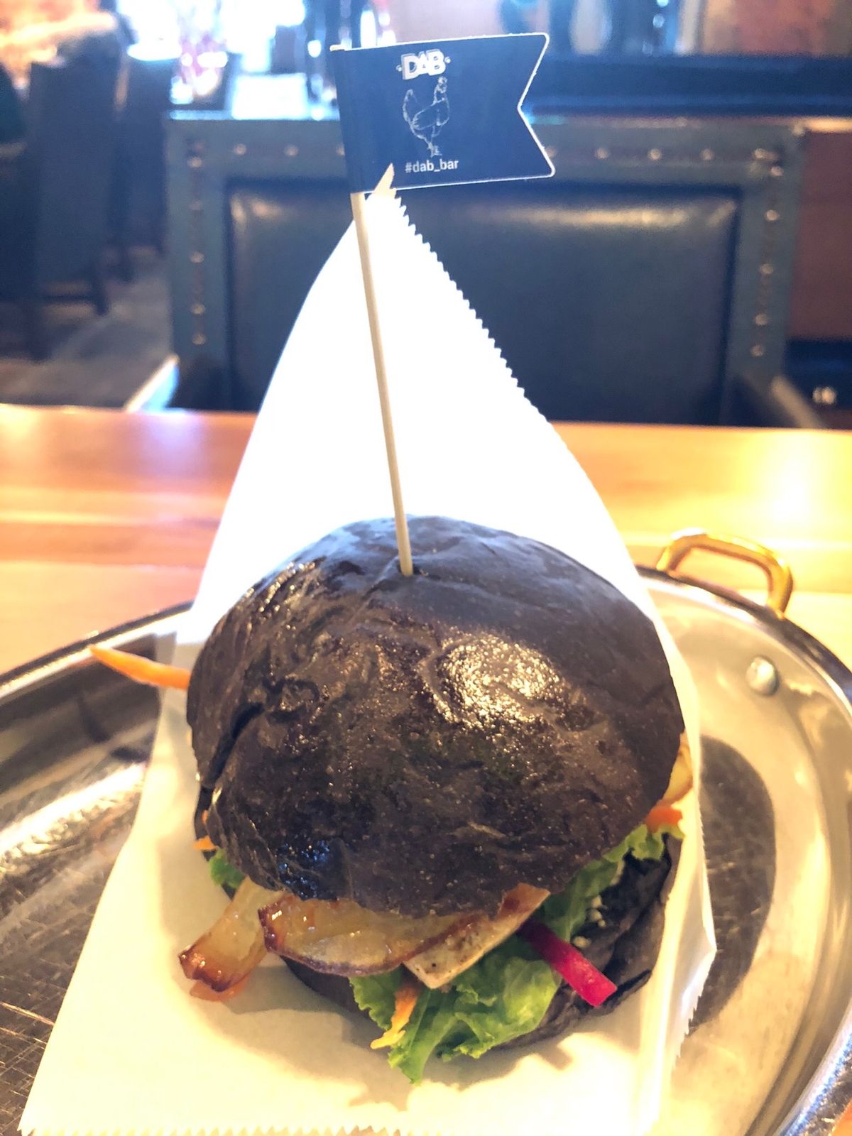 散策後、早めのランチでオシャレなハンバーガーショップ🍔へ。路線バスで路面電...