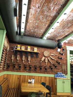 噴水通りにある壁画。
バレエ観賞前に腹ごしらえでロシア風水餃子のペリメニ。...