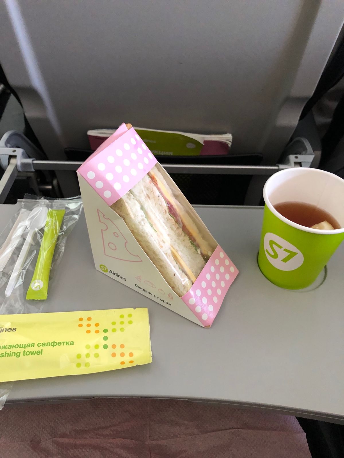 お土産で買ったアリョンカちゃんのチョコ🍫の看板。可愛い💕
S7航空の機体の...