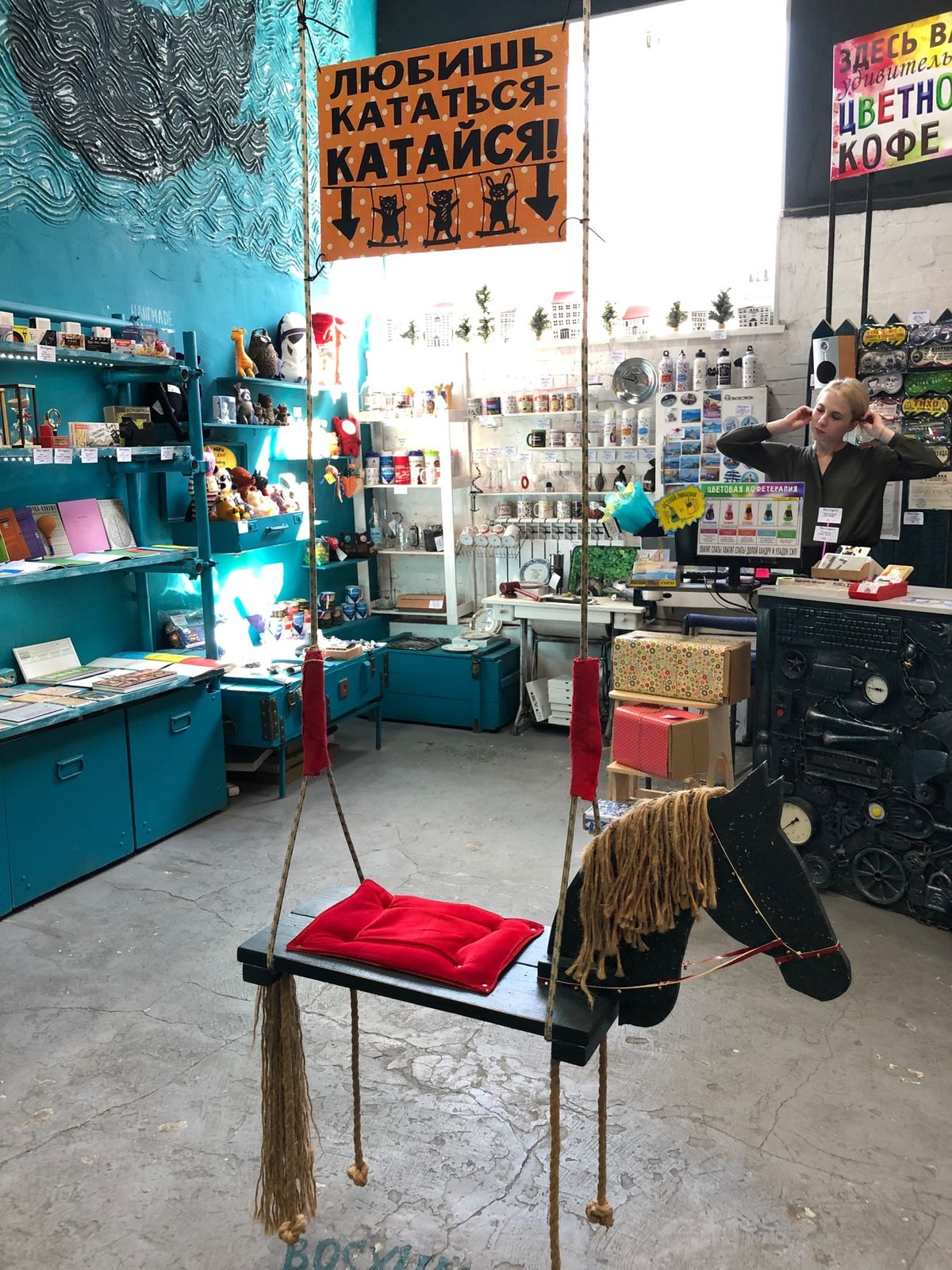 グム百貨店裏にある、エクレア専門店でティータイム。雑貨屋さんの店内真ん中に...