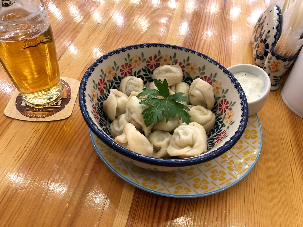 噴水通りにある壁画。
バレエ観賞前に腹ごしらえでロシア風水餃子のペリメニ。...