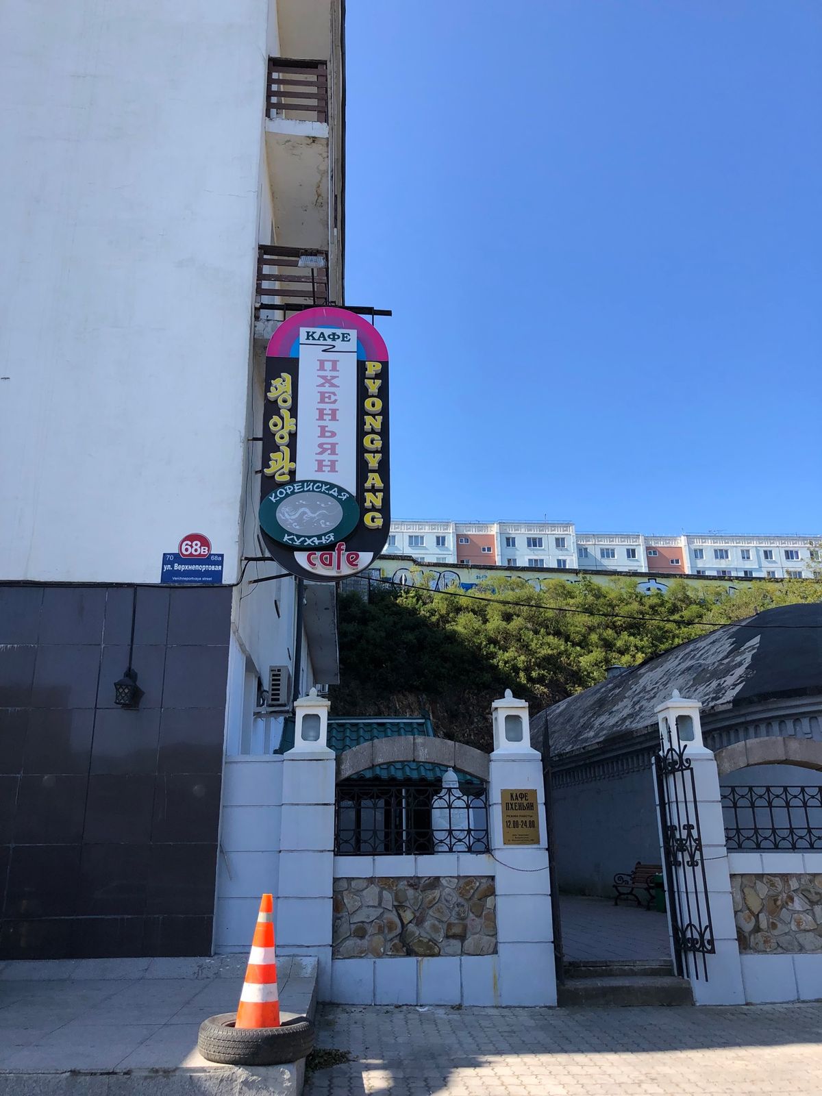 グム百貨店裏にある、エクレア専門店でティータイム。雑貨屋さんの店内真ん中に...