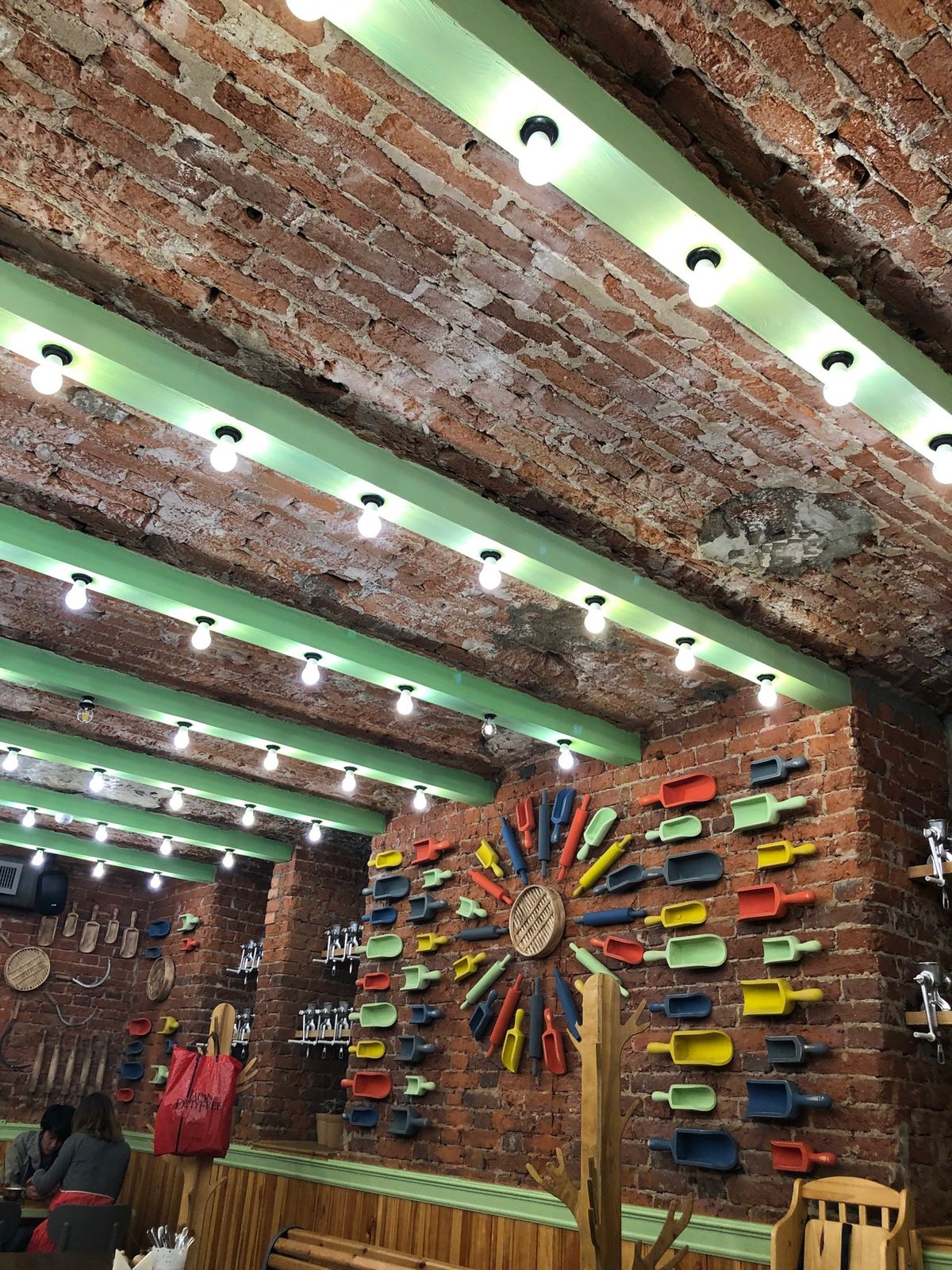 噴水通りにある壁画。
バレエ観賞前に腹ごしらえでロシア風水餃子のペリメニ。...