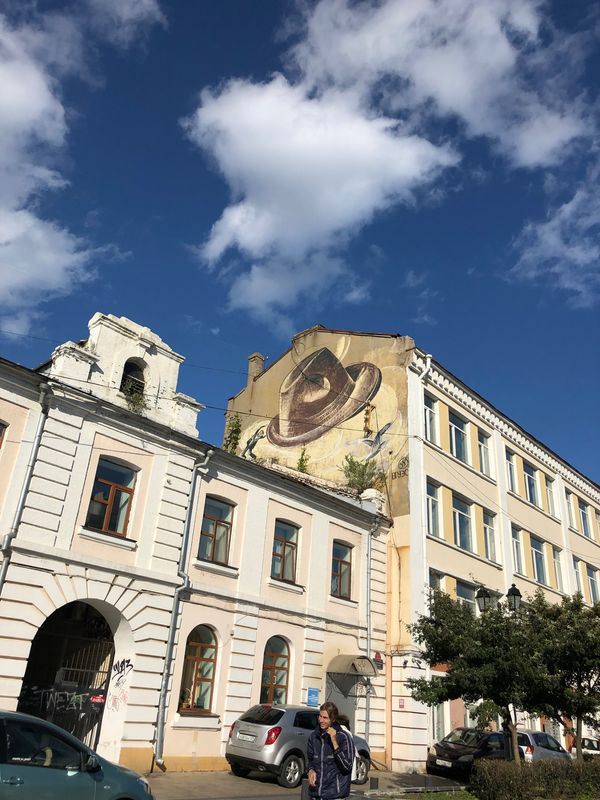 ロシア連邦・ウラジオストク「ウラジオストク の旅」の写真：噴水通りにある壁画。
バレエ観賞前に腹ご...