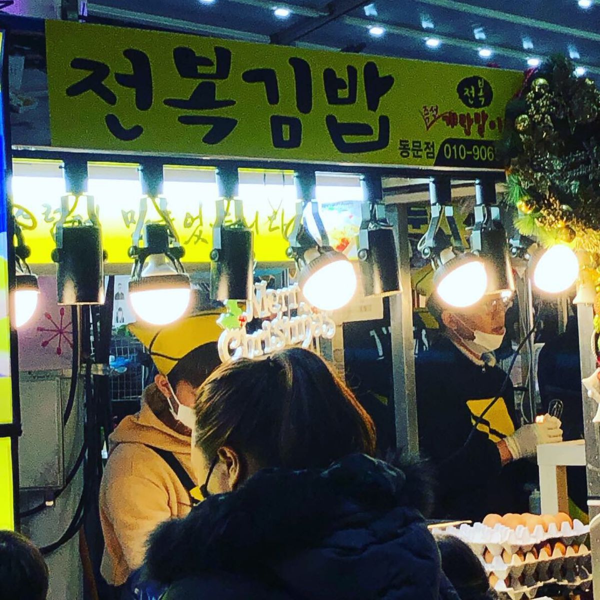 동문야시장(東門夜市場)
2日目の夕飯は夜市場で購入した、刺身と海苔巻きと...