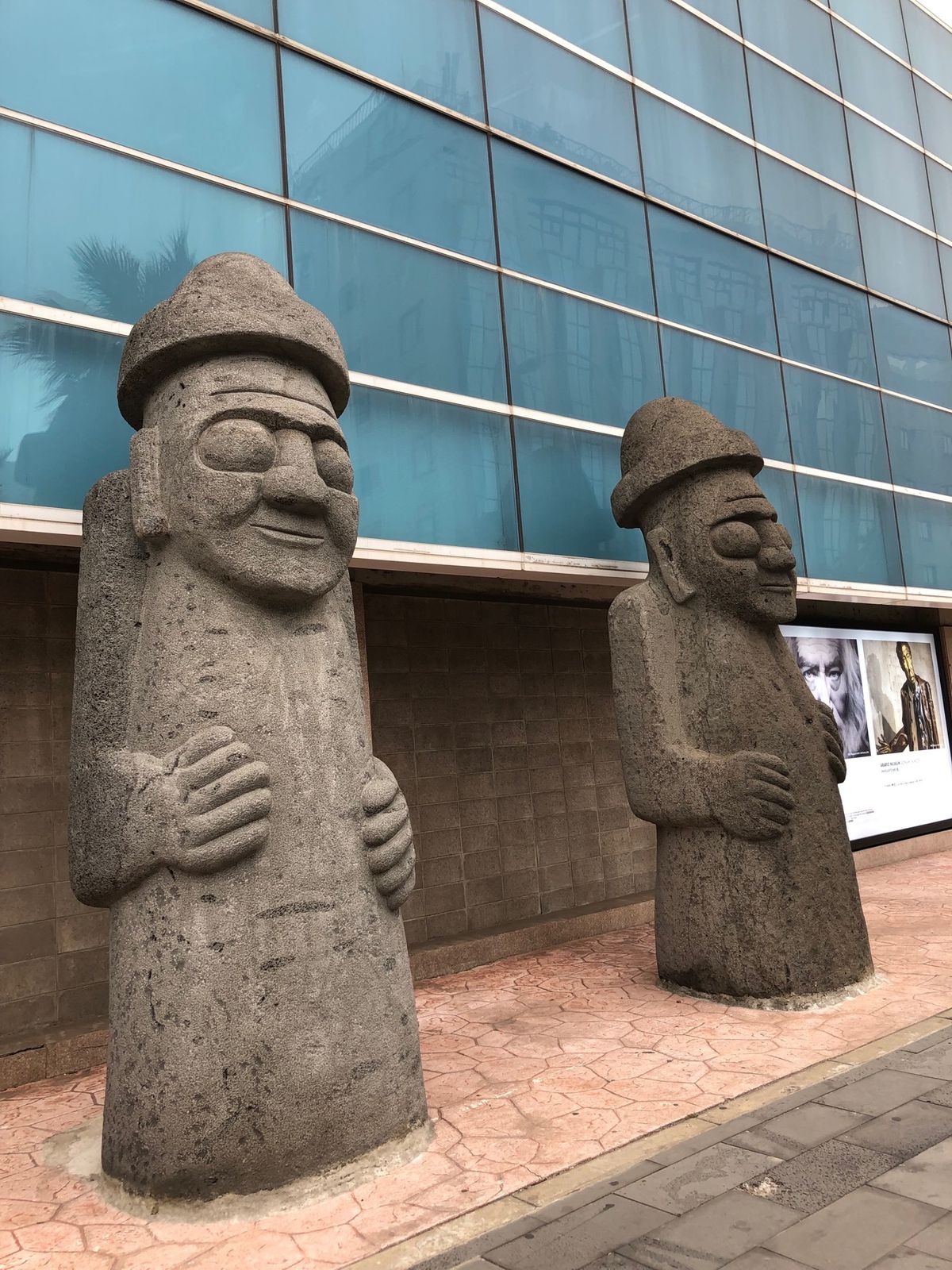 済州市内のホテルでお部屋はハーバービュー。
ホテルのロビーにあった、マスコ...