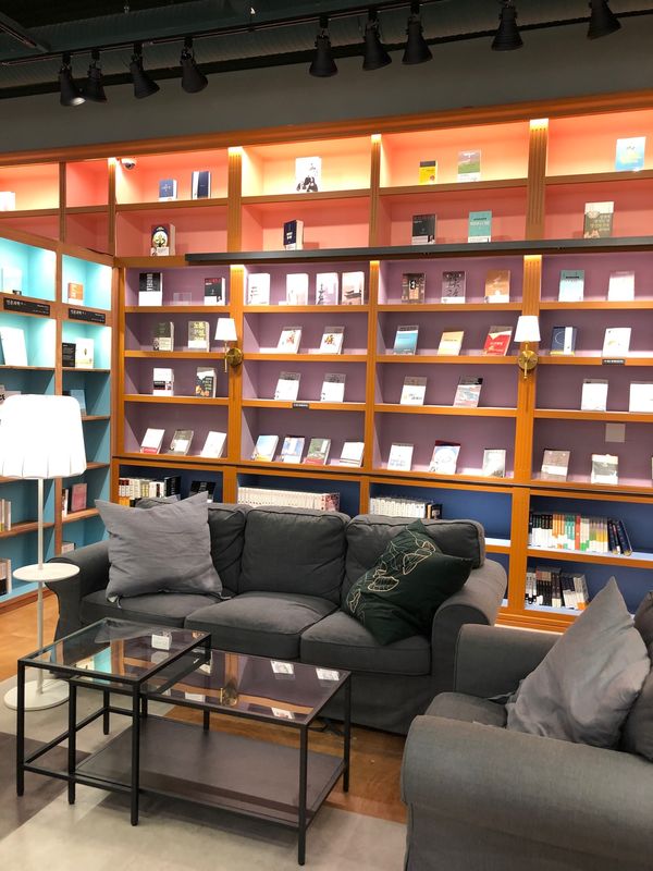 大韓民国 (韓国)・済州島「2019年海外旅行初めin제주도(済州島)」の写真：ホテル近くのカフェ2Fにある、ライブラリ...