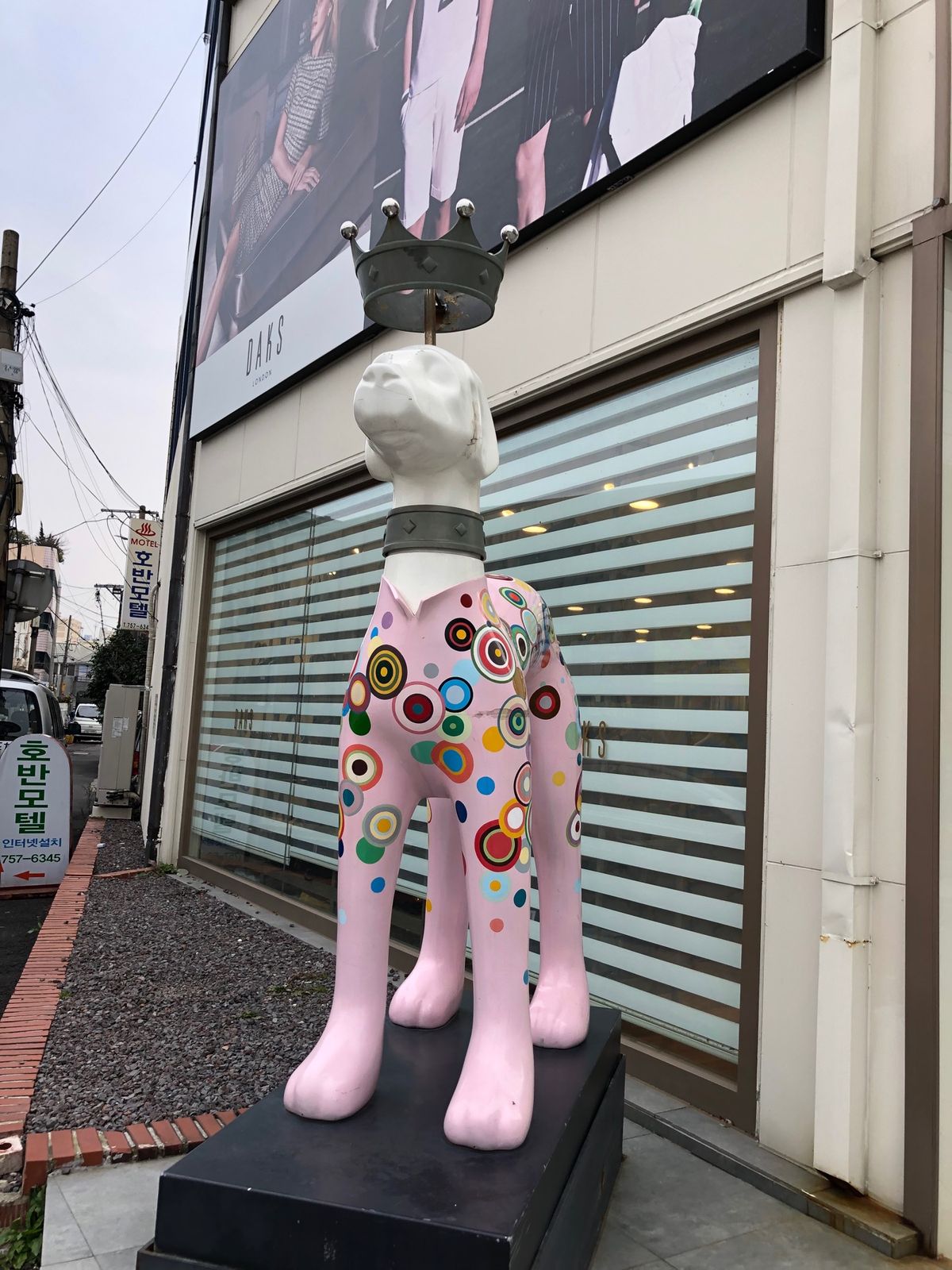 ホテル近くのカフェ2Fにある、ライブラリー。
東門市場に向かう途中の七星路...