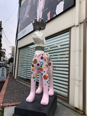 ホテル近くのカフェ2Fにある、ライブラリー。
東門市場に向かう途中の七星路...