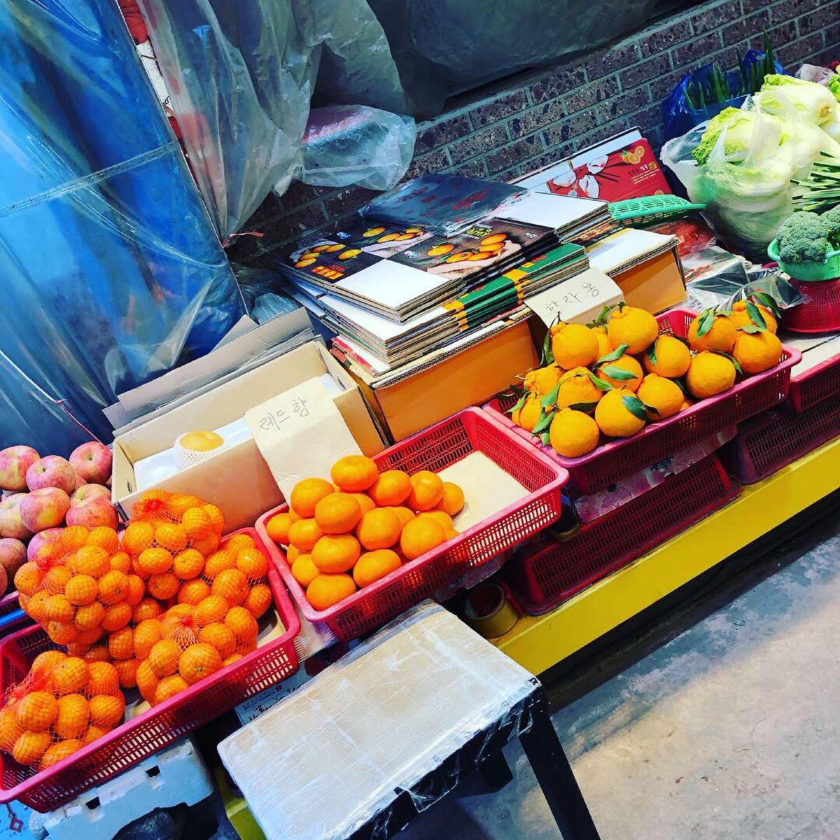 東門市場でハルラボンジュースとトルハルバン人形焼きを食べ歩き。