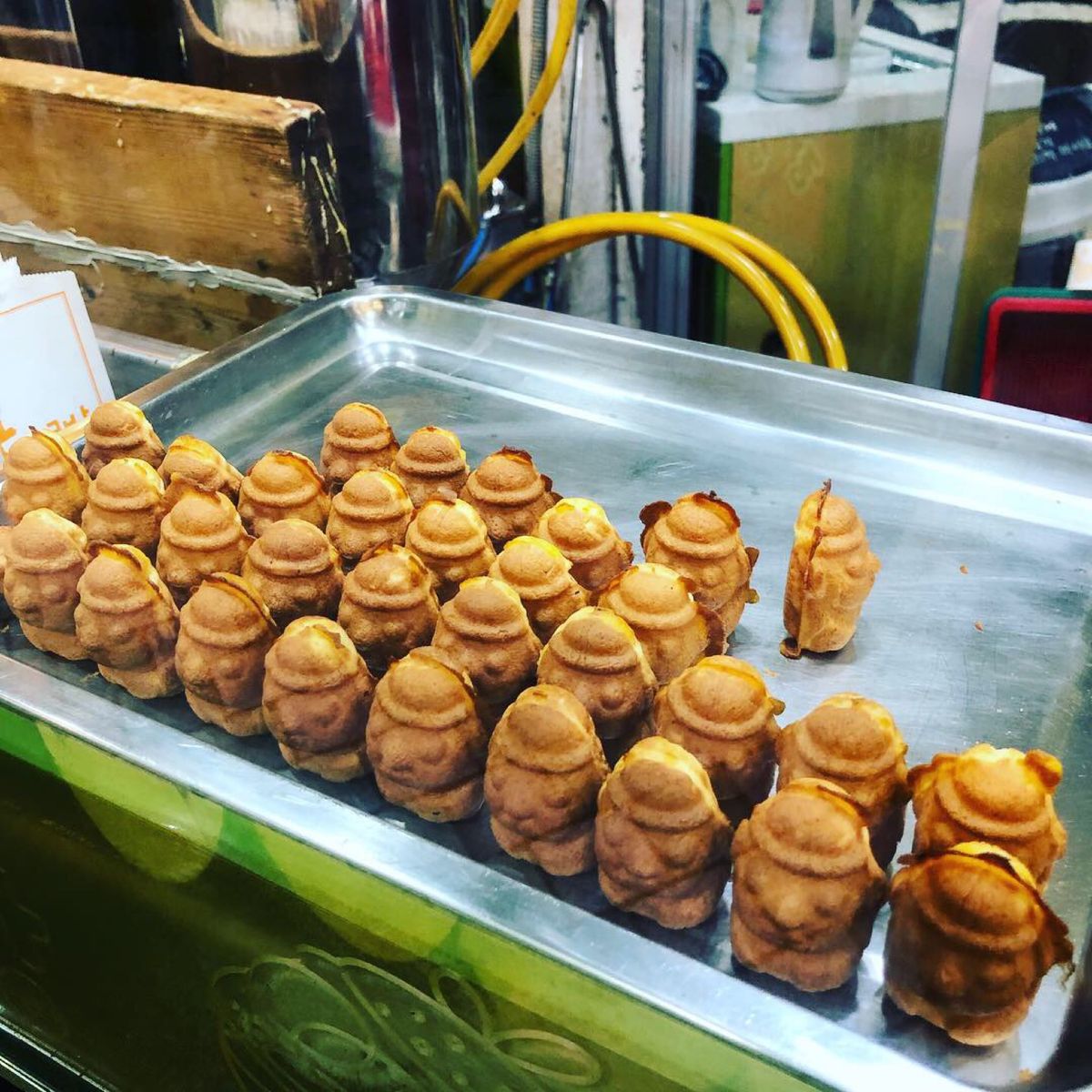 東門市場でハルラボンジュースとトルハルバン人形焼きを食べ歩き。