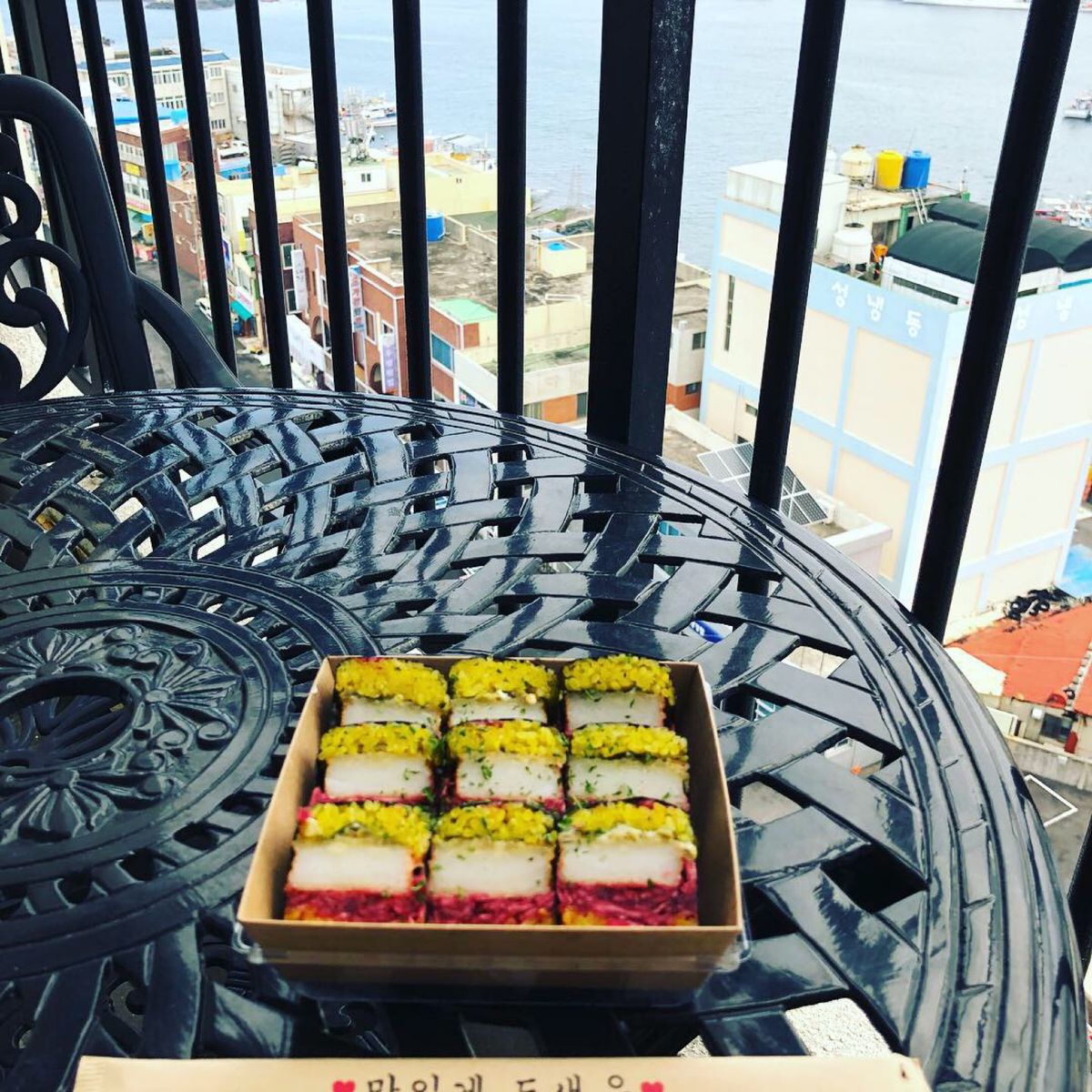 最終日の朝食はテイクアウト専門店で딱새우김밥(エビ海苔巻き)を購入。